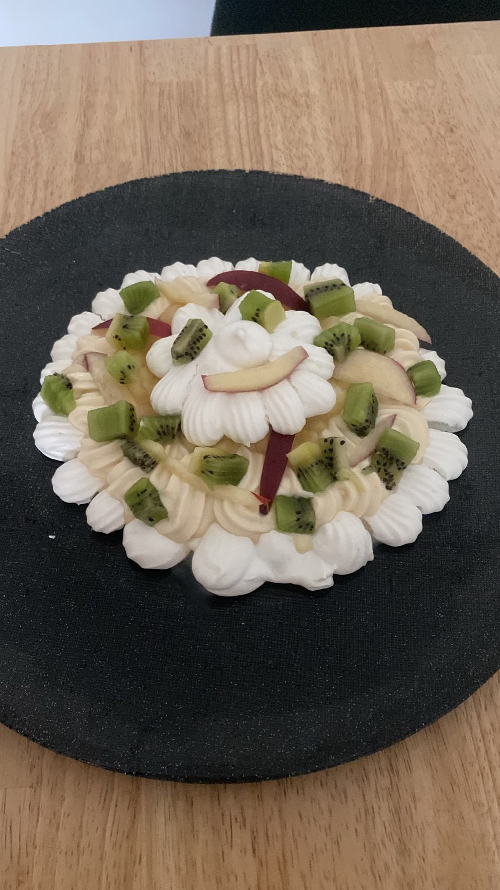 Pavlova meringue française, purée et nectarine fraîche, kiwi et chantilly vanille, Ethan Pâtisserie